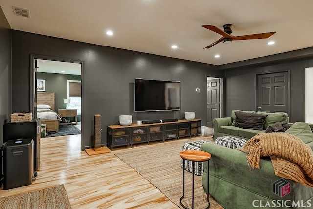 living area with visible vents, recessed lighting, light wood-type flooring, and ceiling fan