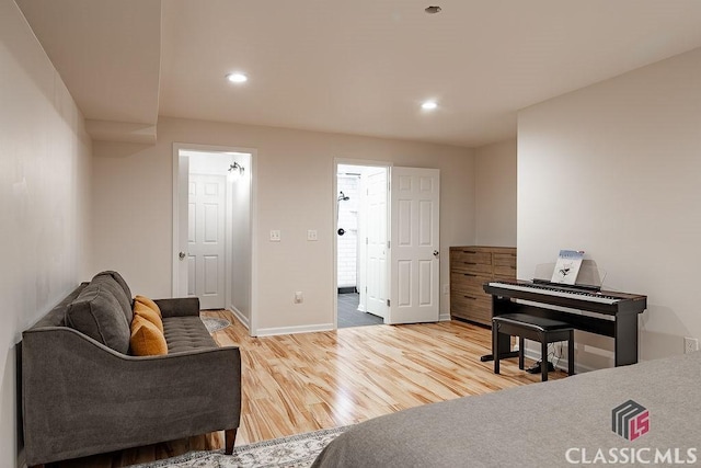 sitting room featuring light wood finished floors, recessed lighting, and baseboards