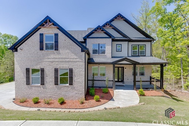 craftsman inspired home with a front lawn and covered porch