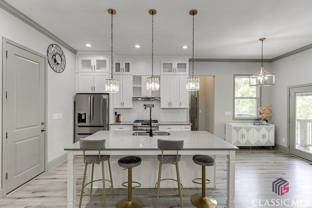 4208 Sierra Creek Ct, Hoschton, GA 30548 - kitchen featuring stainless steel appliances, crown molding, a sink, light wood-style floors, and tasteful backsplash