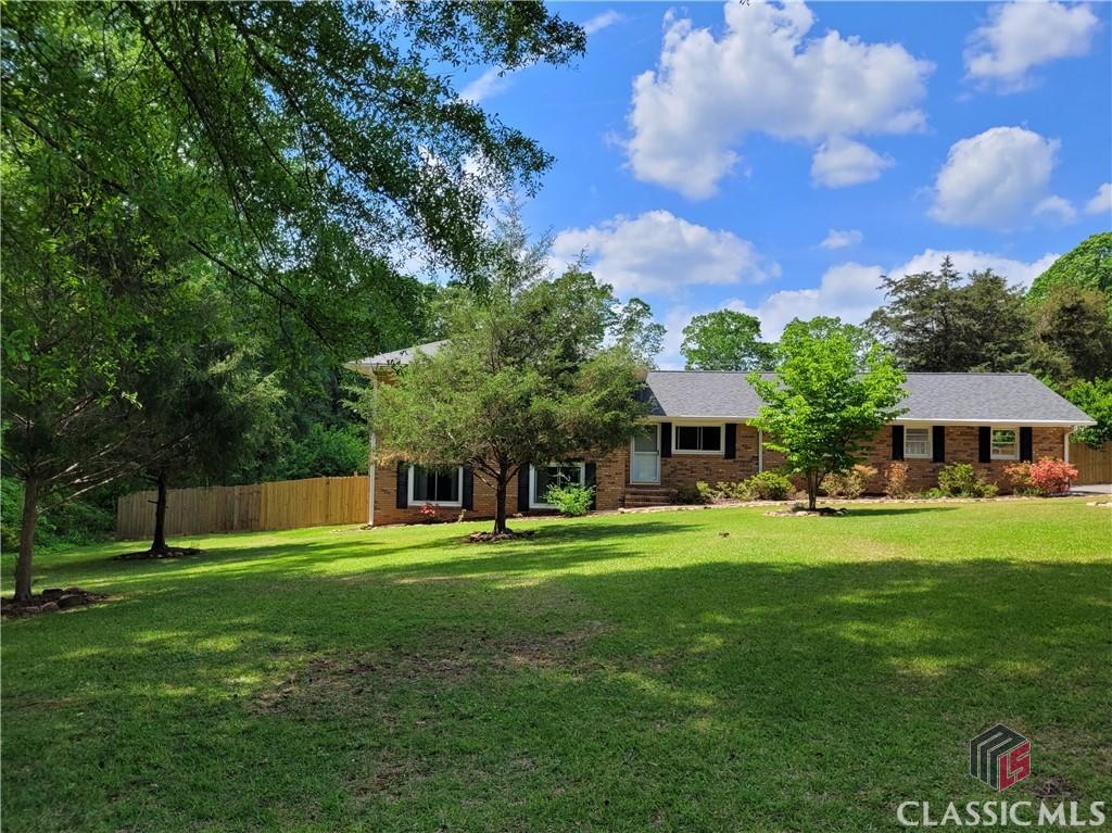 23 Post Oak Dr, Hull, GA 30646 - view of front of home featuring brick siding, fence, and a front yard