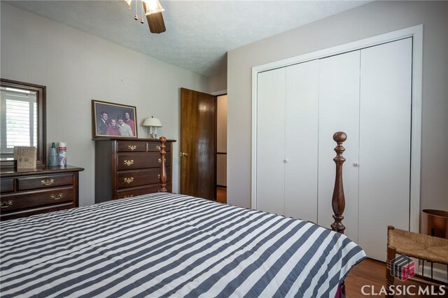 749 Diamond Hill Colbert Rd, Colbert, GA 30628 - bedroom featuring a textured ceiling, wood finished floors, a ceiling fan, and a closet
