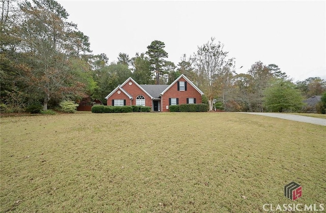 view of front facade with a front yard