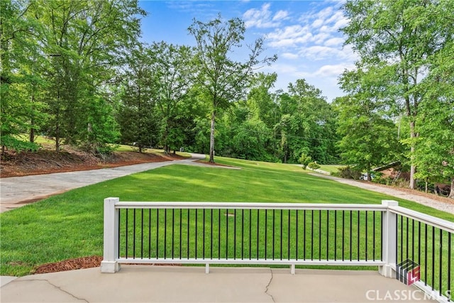 view of property's community featuring a yard