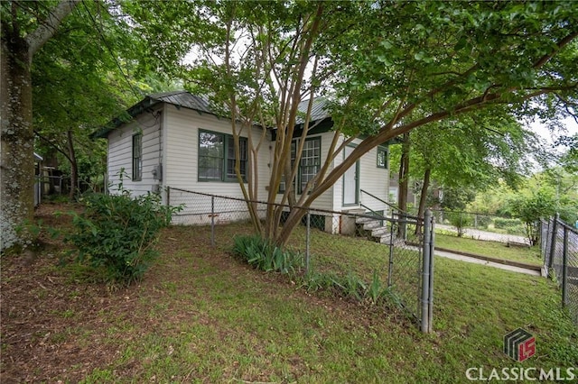 view of front of home featuring a fenced front yard and a front lawn