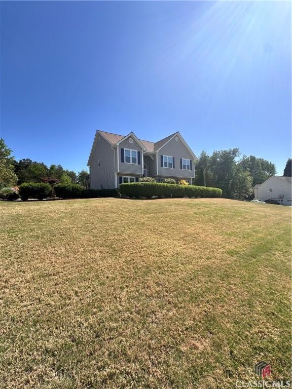 view of front facade with a front yard