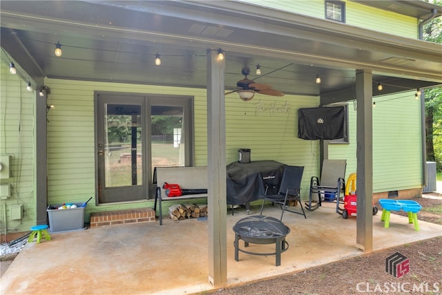 view of patio featuring an outdoor fire pit and ceiling fan