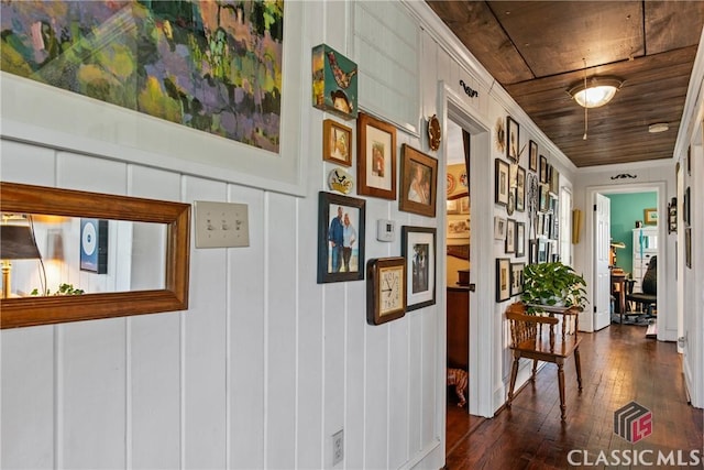 3081 Macedonia Rd, Union Point, GA 30669 - corridor featuring dark wood-style flooring and a decorative wall