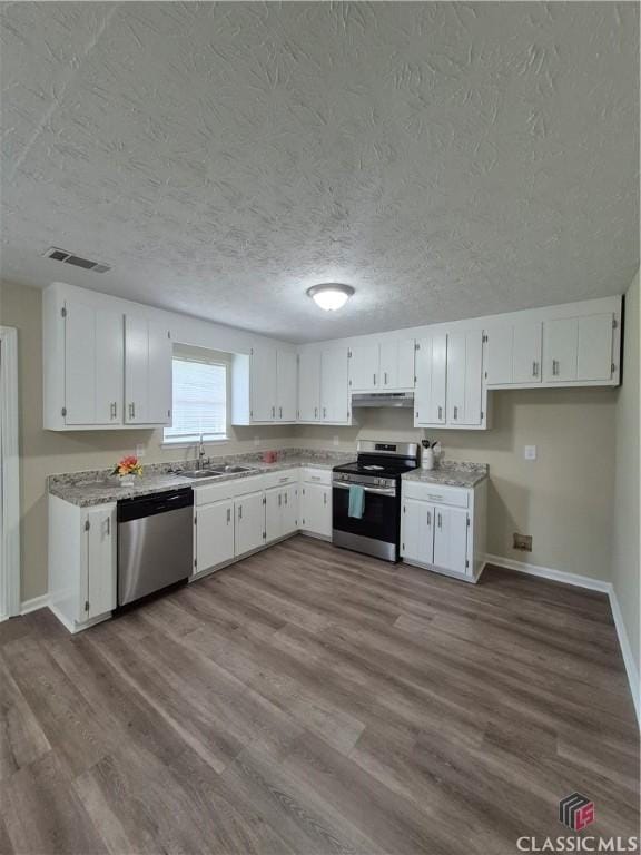 115 Big Oak Cir, Athens, GA 30605 - kitchen featuring stainless steel appliances, a textured ceiling, a sink, baseboards, and white cabinetry
