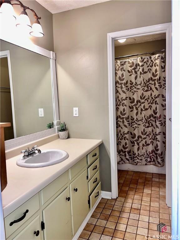 256 Cherokee Rdg, Athens, GA 30606 - full bathroom featuring vanity, a shower with curtain, and baseboards