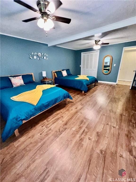 256 Cherokee Rdg, Athens, GA 30606 - bedroom with wood finished floors, beamed ceiling, ceiling fan, baseboards, and a textured ceiling