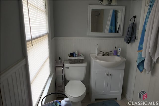 348 Jefferson River Rd, Athens, GA 30607 - full bathroom with wainscoting, toilet, vanity, and a shower with curtain