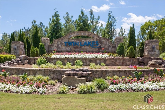 334 Pepin Ct, Hoschton, GA 30548 - community / neighborhood sign with a lawn