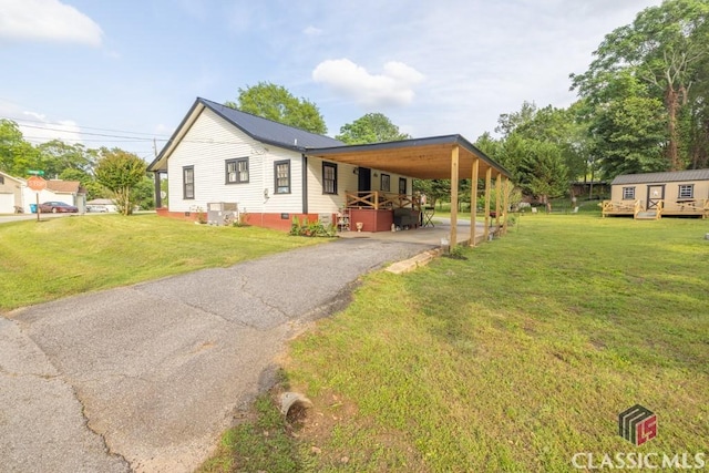 99 Hickory St, Commerce, GA 30529 - view of front of property with crawl space, asphalt driveway, an attached carport, and a front yard