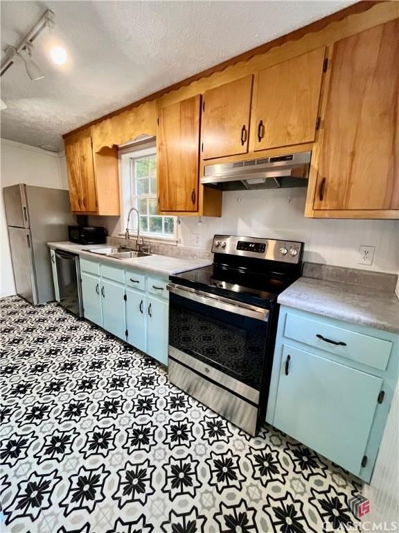 180 N Poplar St, Athens, GA 30601 - kitchen with stainless steel electric stove, a sink, under cabinet range hood, track lighting, and dishwashing machine
