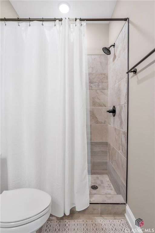 1810 Willow Creek Dr, Watkinsville, GA 30677 - full bathroom featuring a tile shower and toilet