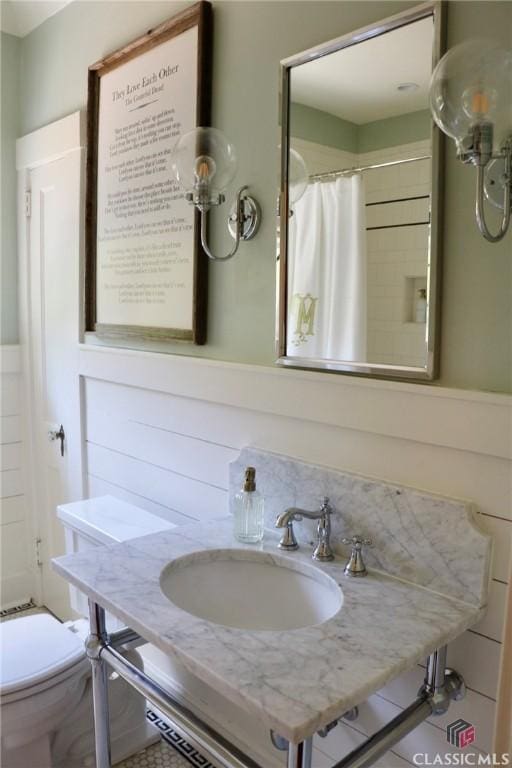 125 Woodland Way, Athens, GA 30606 - full bathroom with toilet, wainscoting, a shower with shower curtain, and vanity