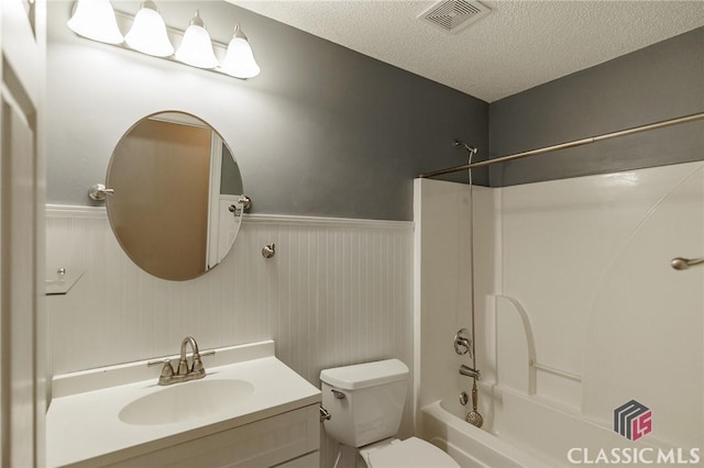94 Pinewood Cir, Colbert, GA 30628 - full bathroom featuring shower / tub combination, vanity, a textured ceiling, and wainscoting
