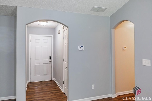 94 Pinewood Cir, Colbert, GA 30628 - entryway with arched walkways, wood finished floors, and a textured ceiling