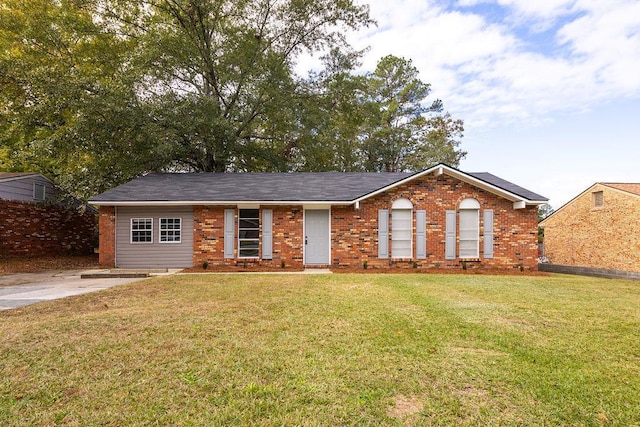 ranch-style home featuring a front lawn