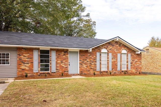 single story home with a front lawn