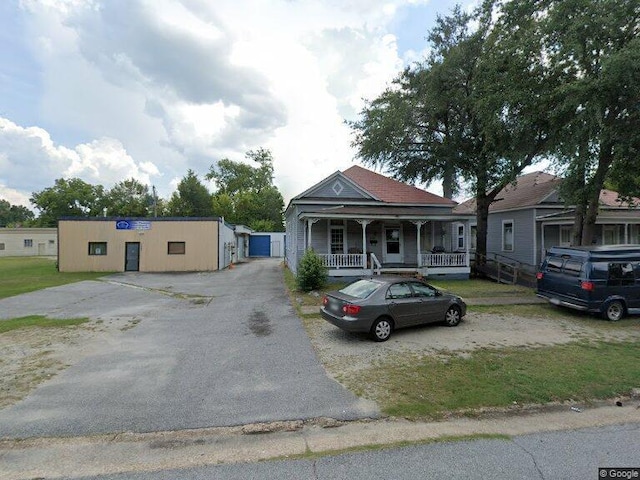 view of front of house featuring a porch