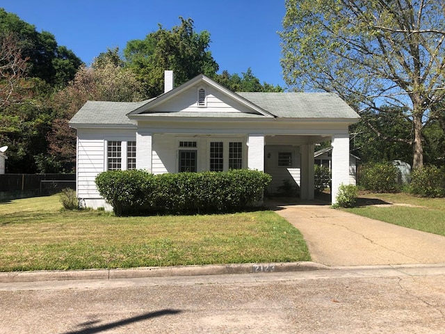 view of front of house featuring a carport and a front yard