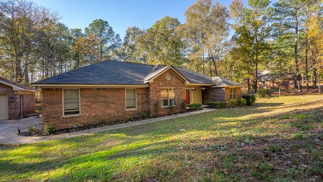 ranch-style home featuring a front lawn