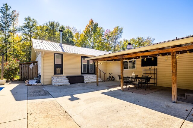 view of front of home featuring a patio area