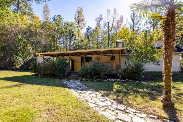 view of front of property featuring a front lawn and a porch