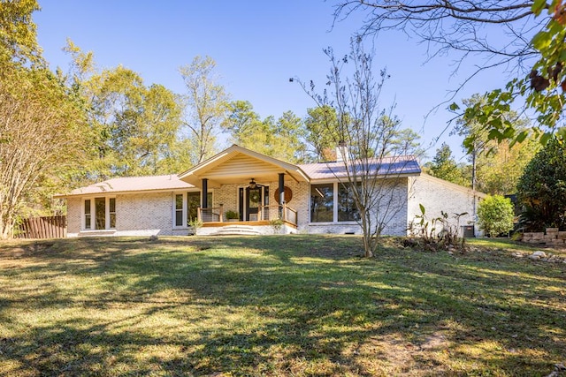 single story home with ceiling fan and a front yard