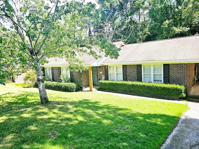 ranch-style house featuring a front lawn