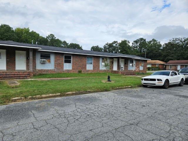 single story home with a front yard