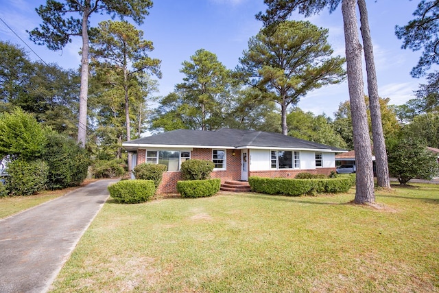 single story home featuring a front lawn