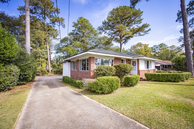 view of front of property featuring a front yard