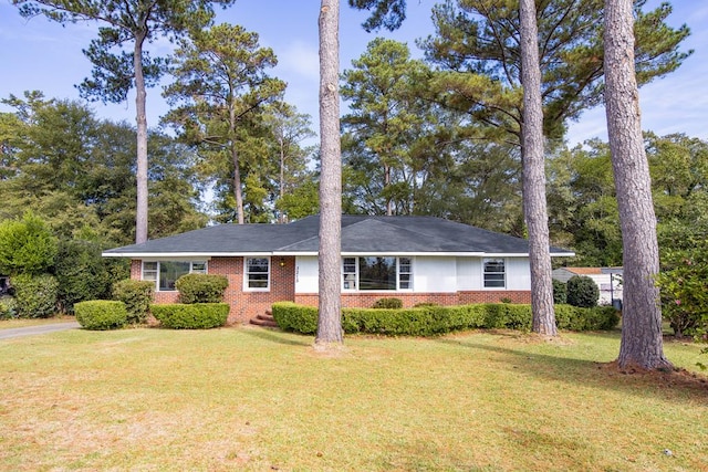 view of front of home featuring a front lawn