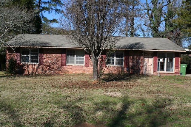 view of front of house featuring a front lawn