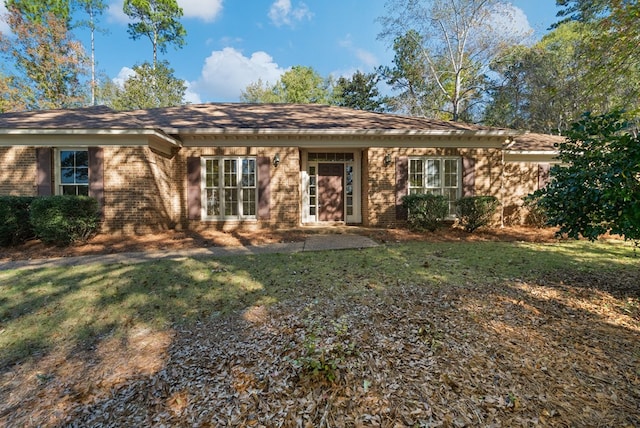 ranch-style home featuring a front yard