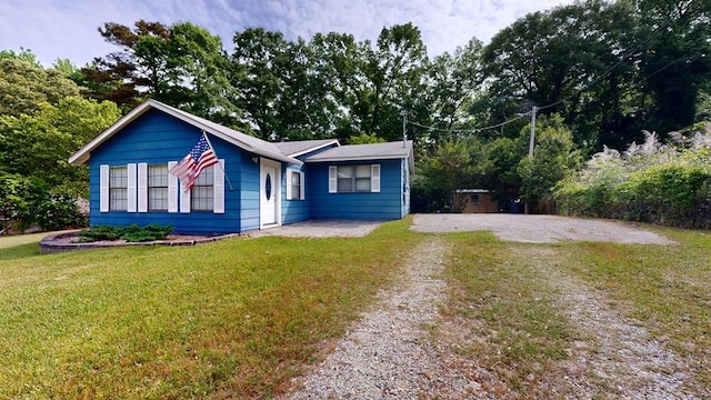 view of front of house featuring driveway and a front yard