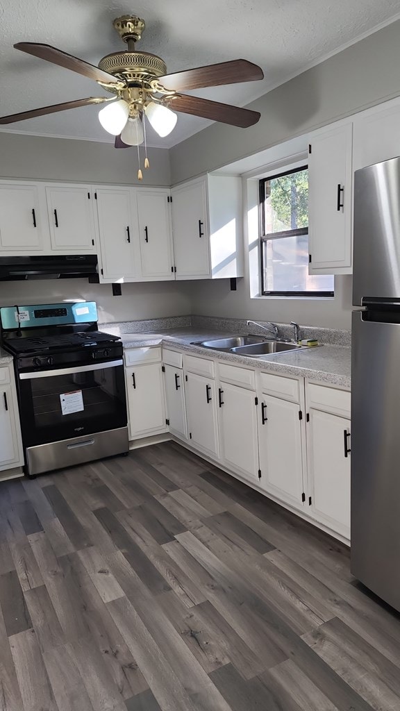 166 Pine Ridge Dr, Union Springs, AL 36089 - kitchen featuring appliances with stainless steel finishes, a ceiling fan, under cabinet range hood, white cabinets, and a textured ceiling