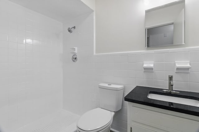 5202 Lakeshore Rd, Columbus, GA 31907 - full bath featuring a tile shower, toilet, tile walls, vanity, and wainscoting