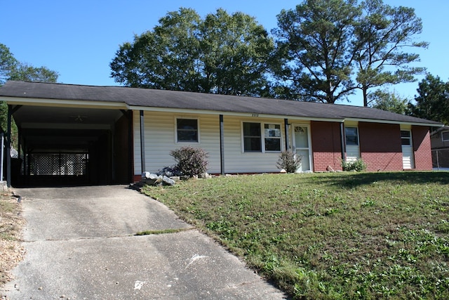 ranch-style house featuring a front lawn and a carport