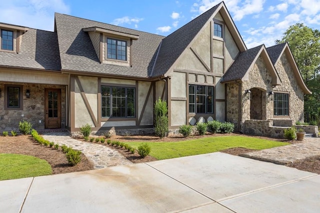 view of front facade featuring a front lawn