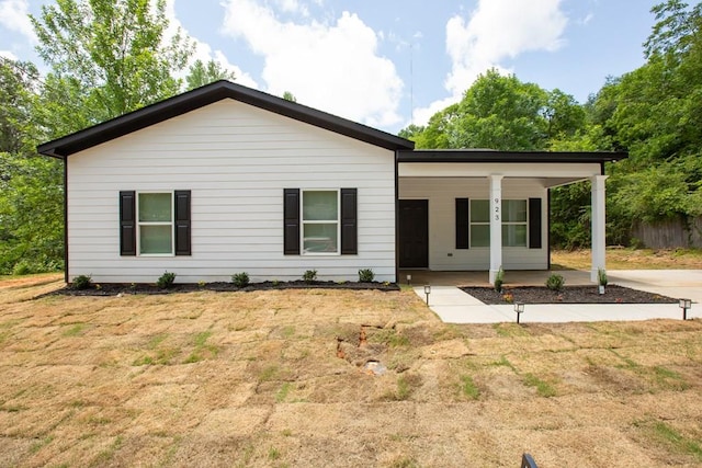 923 Omega Dr, Columbus, GA 31907 - single story home featuring covered porch and a front lawn