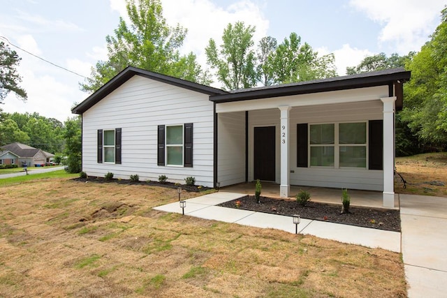923 Omega Dr, Columbus, GA 31907 - ranch-style house with covered porch and a front lawn