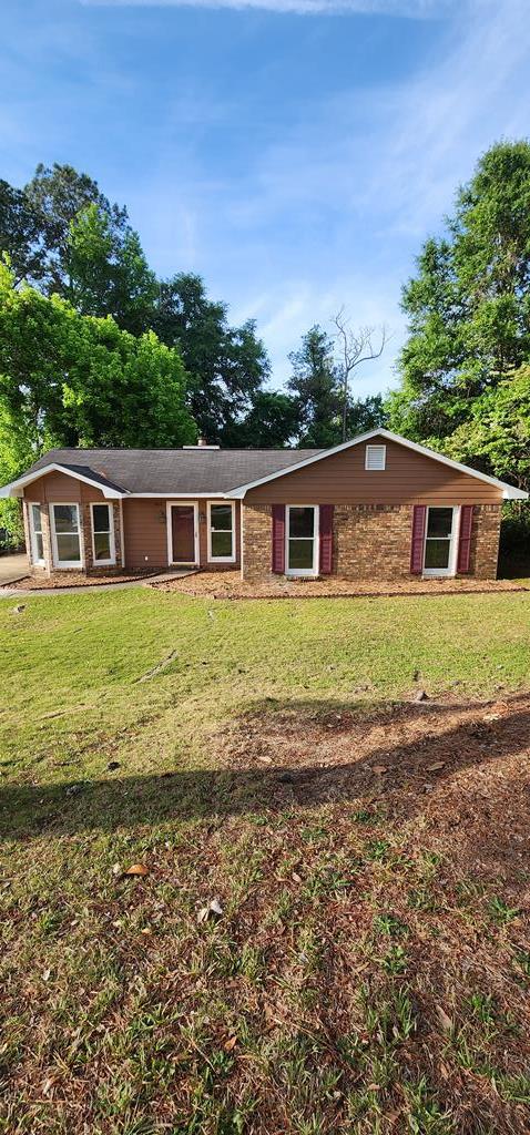 ranch-style home featuring a front lawn