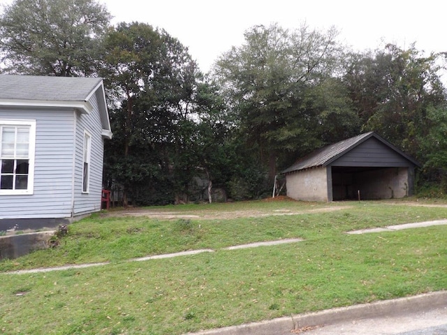 view of yard featuring an outbuilding