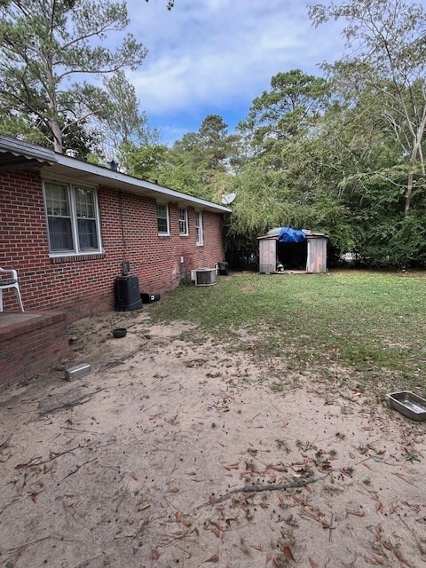 view of yard featuring cooling unit and a storage shed