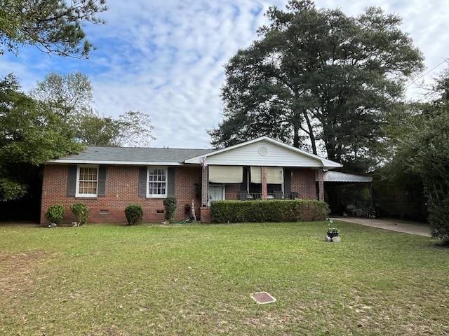 single story home with a front lawn