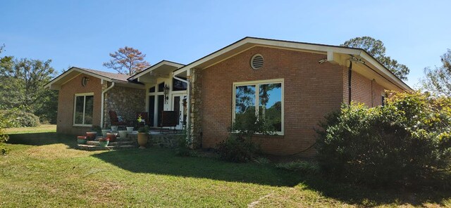 view of front of home with a front lawn